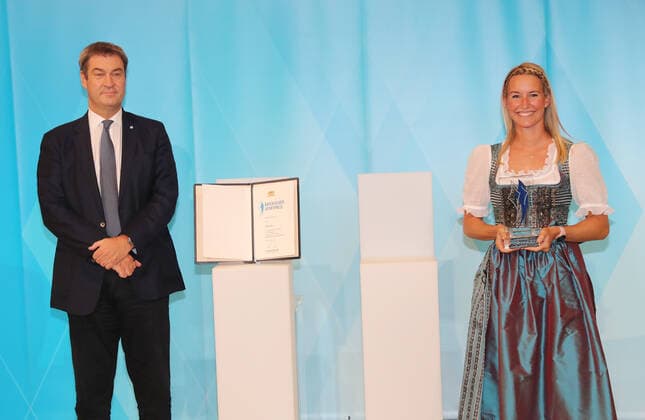 Der Bayerische Ministerpräsident Dr. Markus Söder verleiht den Bayerischen Medaillengewinner von Tokio den Bayerischen Sportpreis Markus Söder und Tina Lutz München Bayern Deutschland Staatskanzlei Kuppelsaal
