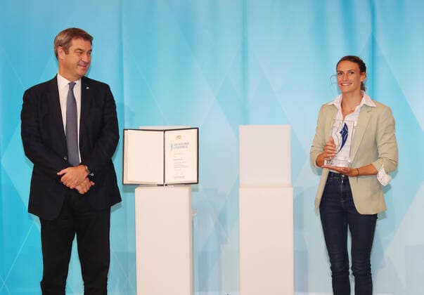 Der Bayerische Ministerpräsident Dr. Markus Söder verleiht den Bayerischen Medaillengewinner von Tokio den Bayerischen Sportpreis Markus Söder und Ricarda Funk München Bayern Deutschland Staatskanzlei Kuppelsaal