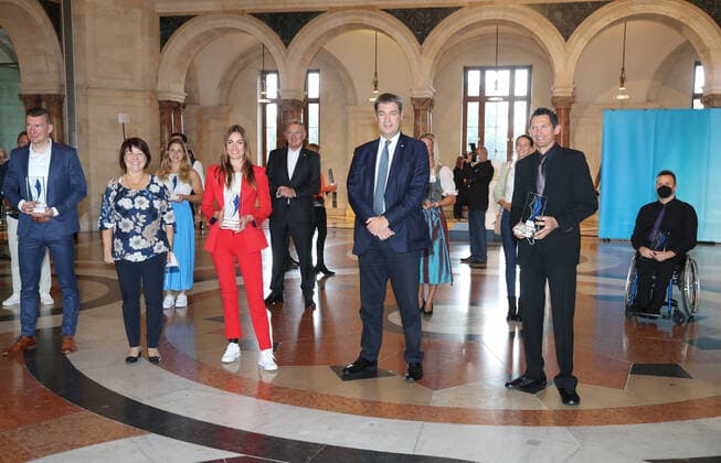 Der Bayerische Ministerpräsident Dr. Markus Söder verleiht den Bayerischen Medaillengewinner von Tokio den Bayerischen Sportpreis Der Bayerische Ministerpräsident Dr. Markus Söder zeichnet die Bayerischen Medaillengewinner von Tokio mit dem Bayerischen Sportpreis aus München Bayern Deutschland Staatskanzlei Kuppelsaal