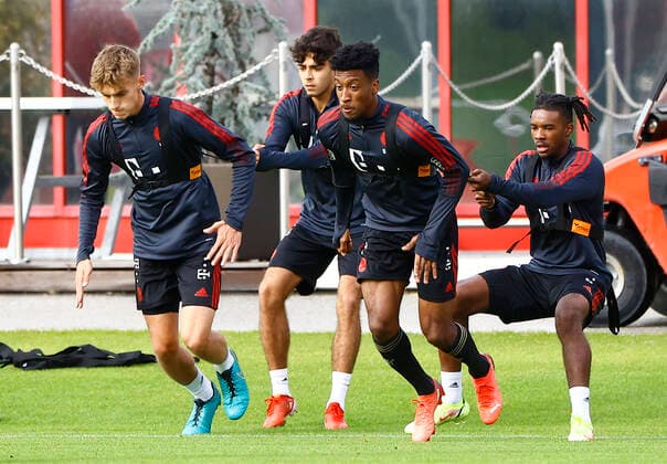 06.10.2021, FC Bayern Training, Fussball, im Bild: Jahn Herrmann (FCBII), Lucas Copado (FCBII), Kingsley Coman (FCB) und Omar Richards (FCB)