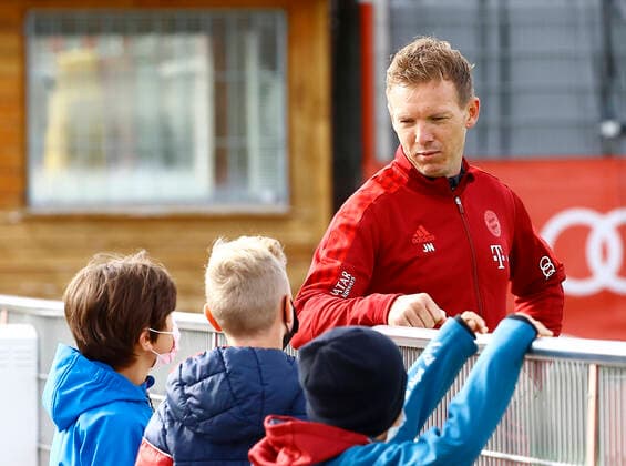 06.10.2021, FC Bayern Training, Fussball, im Bild: Trainer Julian Nagelsmann (FCB) erfaehrt dass die Kindern aus Hamburg schon Herbstferien haben