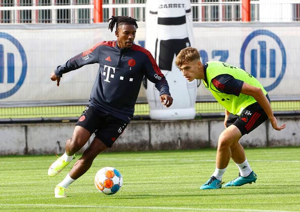 06.10.2021, FC Bayern Training, Fussball, im Bild: Omar Richards (FCB) vs Jahn Herrmann (FCBII)