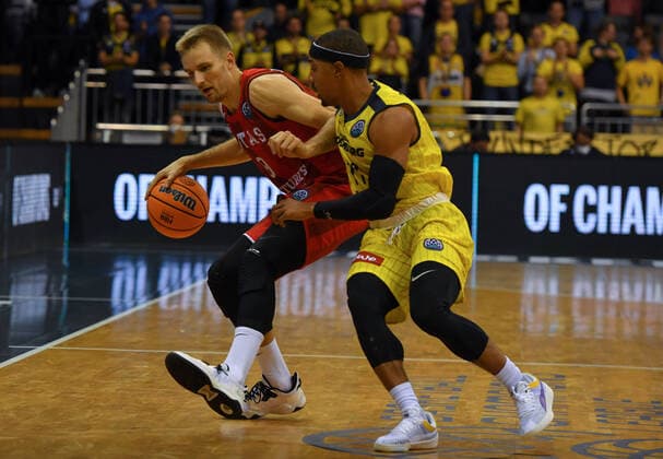 GER, Basketball, EWE Baskets Oldenburg vs Rytas Vilnius 06.10.2021, EWE Arena, Oldenburg, GER, BCL, EWE Baskets Oldenburg vs Rytas Vilnius, im Bild Vaidas KARINIAUSKAS ( BC Rytas VILNIUS 8 )) Phil PRESSEY ( EWE Baskets Oldenburg 11 )