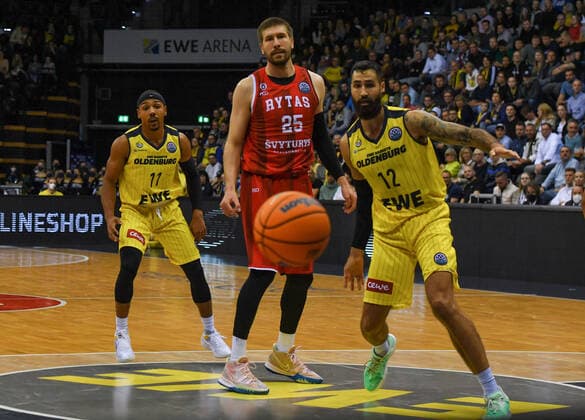 GER, Basketball, EWE Baskets Oldenburg vs Rytas Vilnius 06.10.2021, EWE Arena, Oldenburg, GER, BCL, EWE Baskets Oldenburg vs Rytas Vilnius, im Bild Ivan BUVA ( BC Rytas VILNIUS 25 ) Phil PRESSEY ( EWE Baskets Oldenburg 11 ) Martin BREUNING ( EWE Baskets Oldenburg 12 )