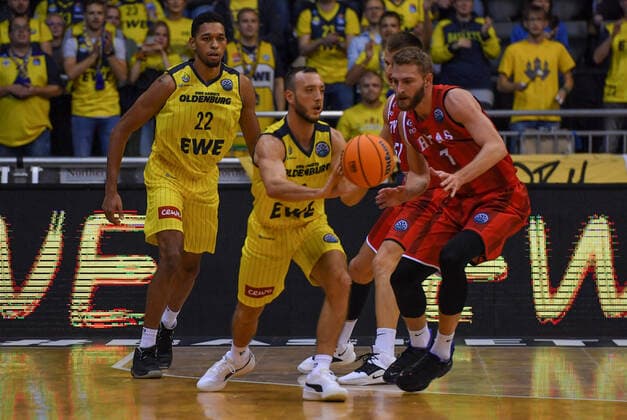 GER, Basketball, EWE Baskets Oldenburg vs Rytas Vilnius 06.10.2021, EWE Arena, Oldenburg, GER, BCL, EWE Baskets Oldenburg vs Rytas Vilnius, im Bild Max HEIDEGGER ( EWE Baskets Oldenburg 3 ) Gytis RADZEVICIUS ( BC Rytas VILNIUS 7 ) TJ HOLYFIELD ( EWE Baskets Oldenburg 22 )