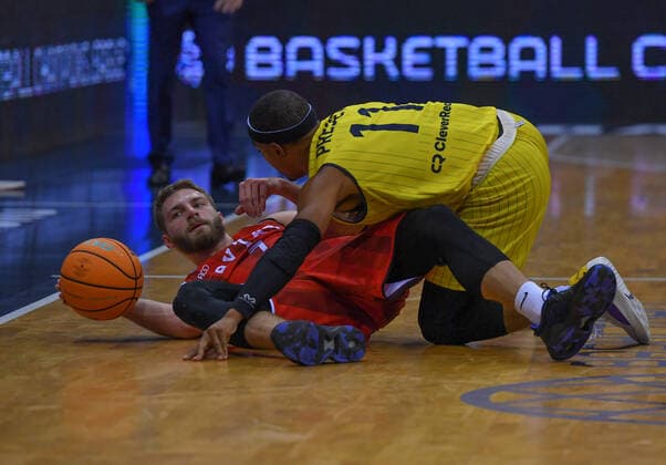 Sport Bilder des Tages GER, Basketball, EWE Baskets Oldenburg vs Rytas Vilnius 06.10.2021, EWE Arena, Oldenburg, GER, BCL, EWE Baskets Oldenburg vs Rytas Vilnius, im Bild am Boden Gytis RADZEVICIUS ( BC Rytas VILNIUS 7 ) gegen Phil PRESSEY ( EWE Baskets Oldenburg 11 )