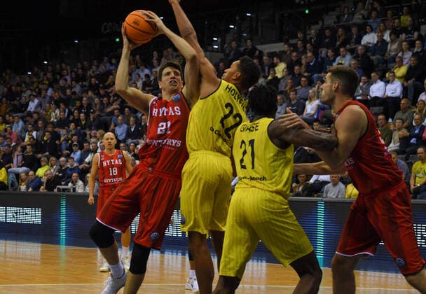GER, Basketball, EWE Baskets Oldenburg vs Rytas Vilnius 06.10.2021, EWE Arena, Oldenburg, GER, BCL, EWE Baskets Oldenburg vs Rytas Vilnius, im Bild Tanner LEISSNER ( BC Rytas VILNIUS 21 ) TJ HOLYFIELD ( EWE Baskets Oldenburg 22 ) Tai ODIASE ( EWE Baskets Oldenburg 21 )