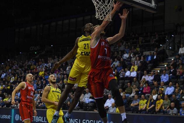 GER, Basketball, EWE Baskets Oldenburg vs Rytas Vilnius 06.10.2021, EWE Arena, Oldenburg, GER, BCL, EWE Baskets Oldenburg vs Rytas Vilnius, im Bild Block von Tai ODIASE ( EWE Baskets Oldenburg 21 ) vs Gytis RADZEVICIUS ( BC Rytas VILNIUS 7 )