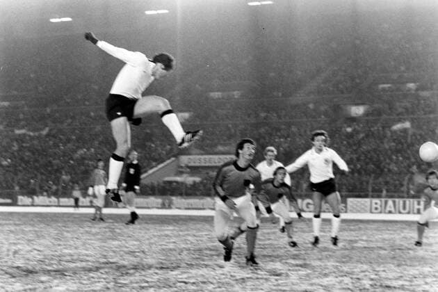 20.12.78 Deutschland - Niederlande Deutschland, Düsseldorf, 20.12.1978, FIFA, Länderspiel, DFB Deutschland - Niederlande (3:1): Klaus Fischer (Deutschland); Tor 2:0 Fischer. *** 20 12 78 Germany Netherlands Germany, Düsseldorf, 20 12 1978, FIFA, international match, DFB Germany Netherlands 3 1 Klaus Fischer Germany Goal 2 0 Fischer