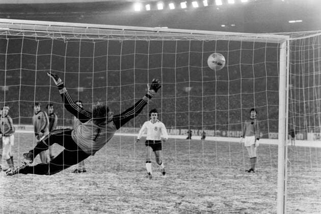 20.12.78 Deutschland - Niederlande Deutschland, Düsseldorf, 20.12.1978, FIFA, Länderspiel, DFB Deutschland - Niederlande (3:1): Piet Schrijvers (Niederlande). *** 20 12 78 Germany Netherlands Germany, Düsseldorf, 20 12 1978, FIFA, international match, DFB Germany Netherlands 3 1 Piet Schrijvers Netherlands