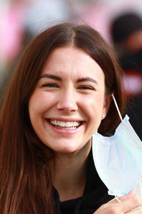 Neue Sky-Moderatorin, Laura Winter ist gut gelaunt Fussball 1. Bundesliga FC Bayern München Training an der Saebenerstrasse am 06.10.2021 FOTO: Mladen Lackovic LakoPress