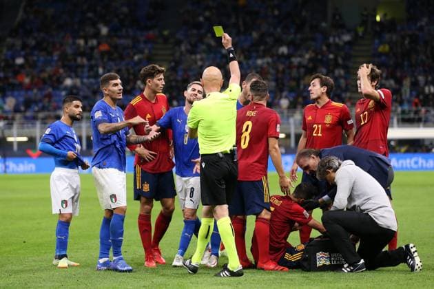 Milan, Italy, 5th October 2021. The referee Sergei Karasev of Russia shows a second yellow card to Leonardo Bonucci of Italy for an elbow on Sergio Busquets of Spain during the UEFA Nations League match at Giuseppe Meazza, Milan. Picture credit should read: Jonathan Moscrop Sportimage EDITORIAL USE ONLY. No use with unauthorised audio, video, data, fixture lists, club league logos or live services. Online in-match use limited to 120 images, no video emulation. No use in betting, games or single club league player publications. SPI-1229-0020