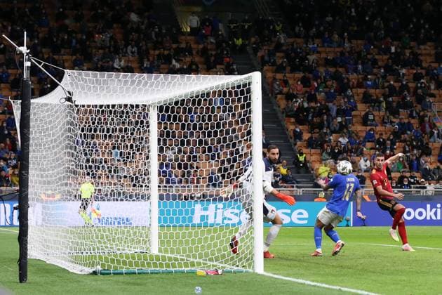 Sport Bilder des Tages Milan, Italy, 5th October 2021. Ferran Torres of Spain heads the ball past Gianluigi Donnarumma of Italy to give the side a 2-0 lead during the UEFA Nations League match at Giuseppe Meazza, Milan. Picture credit should read: Jonathan Moscrop Sportimage EDITORIAL USE ONLY. No use with unauthorised audio, video, data, fixture lists, club league logos or live services. Online in-match use limited to 120 images, no video emulation. No use in betting, games or single club league player publications. SPI-1229-0022
