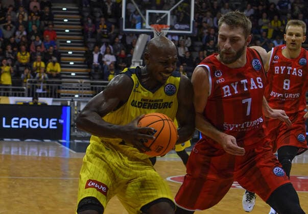 GER, Basketball, EWE Baskets Oldenburg vs Rytas Vilnius 06.10.2021, EWE Arena, Oldenburg, GER, BCL, EWE Baskets Oldenburg vs Rytas Vilnius, im Bild Rickey PAULDING ( EWE Baskets Oldenburg 23 ) Gytis RADZEVICIUS ( BC Rytas VILNIUS 7 )