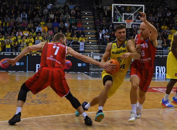 GER, Basketball, EWE Baskets Oldenburg vs Rytas Vilnius 06.10.2021, EWE Arena, Oldenburg, GER, BCL, EWE Baskets Oldenburg vs Rytas Vilnius, im Bild Michal MICHALAK ( EWE Baskets Oldenburg 20 ) Gytis RADZEVICIUS ( BC Rytas VILNIUS 7 ) Mindaugas GIRDZIUNAS ( BC Rytas VILNIUS 18 )