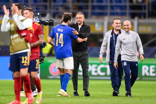 Photo LaPresse - Fabio Ferrari October, 06 2021 Milan, Italy soccer Italy vs Spain - Semi-final Nations League - San Siro Stadium of Milan. In the pic:Federico Chiesa (Italy) Luis Enrique  Copyright: xFabioxFerrari LaPressex