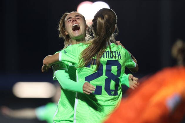 Bilder des Jahres 2021, Sport 10 Oktober Sport Themen der Woche KW40 Sport Bilder des Tages Chelsea v Wolfsburg Women 6 October 2021, London - Women™s Champion™s League Football - Chelsea v Wolfsburg Women - Tabea Wassmuth of Wolfsburg celebrates scoring their 3rd goal with Jill Roord - Photo: Charlotte Wilson Offside. London UK *** Chelsea gegen Wolfsburg Frauen 6. Oktober 2021, London Women™s Champion™s League Fußball Chelsea gegen Wolfsburg Frauen Tabea Wassmuth von Wolfsburg feiert ihr 3. Tor mit Jill Roord Foto Charlotte Wilson Abseits London UK  Copyright: xCharlottexWilsonx xOffsidexOffside
