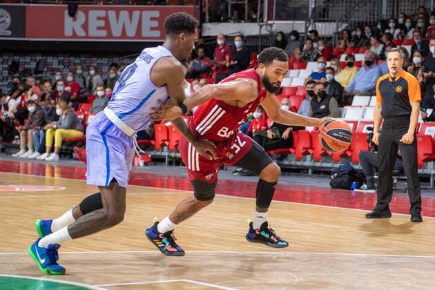Nigel Hayes-Davis 14 FC Barcelona, Barca , Darrun Hilliard 32 (FC Bayern), FC Bayern Basketball vs. FC Barcelona, EuroLeague, 07.10.2021 Muenchen Bayern Deutschland