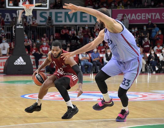 07.10.2021, xemx, Basketball EuroLeague, FC Bayern Muenchen Basketball - FC Barcelona, Barca emspor, v.l. Corey Walden (FC Bayern Basketball), Nikola Mirotic (FC Barcelona) Zweikampf, Duell, Kampf, tackle Muenchen
