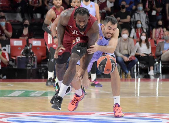 07.10.2021, xemx, Basketball EuroLeague, FC Bayern Muenchen Basketball - FC Barcelona, Barca emspor, v.l. Othello Hunter (FC Bayern Basketball), Pierre Oriola (FC Barcelona) Zweikampf, Duell, Kampf, tackle Muenchen