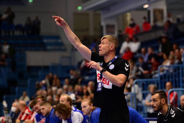 Gudjon Valur Sigurdsson (Trainer VfL Gummersbach) dirigiert seine Mannschaft, Handball, DHB-Pokal Runde 2, 2021 22, VfL Gummersbach vs TuS Ferndorf, 07.10.2021 - Handball, DHB-Pokal Runde 2, 2021 22, VfL Gummersbach vs TuS Ferndorf, 07.10.2021 Gummersbach Copyright: xAugstx xEibner-Pressefotox EP_jat