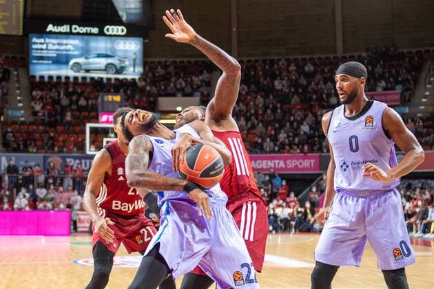 Alex Abrines 21 FC Barcelona, Barca , Thomas Deshaun 1 (FC Bayern), Cory Higgins 22 (FC Barcelona), FC Bayern Basketball vs. FC Barcelona, EuroLeague, 07.10.2021 Muenchen Bayern Deutschland