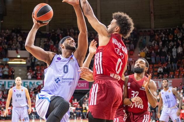 Brandon Davis 0 FC Barcelona, Barca , Nick Weiler-Babb 0 (FC Bayern), FC Bayern Basketball vs. FC Barcelona, EuroLeague, 07.10.2021 Muenchen Bayern Deutschland
