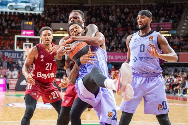 Alex Abrines 21 FC Barcelona, Barca , Thomas Deshaun 1 (FC Bayern), Cory Higgins 22 (FC Barcelona), FC Bayern Basketball vs. FC Barcelona, EuroLeague, 07.10.2021 Muenchen Bayern Deutschland