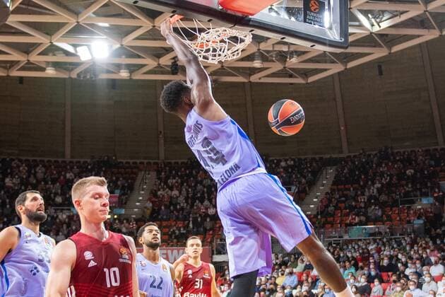 Ognjen Jaramaz 10 (FC Bayern), Nigel Hayes-Davis 14 FC Barcelona, Barca , Dunk, FC Bayern Basketball vs. FC Barcelona, EuroLeague, 07.10.2021 Muenchen Bayern Deutschland