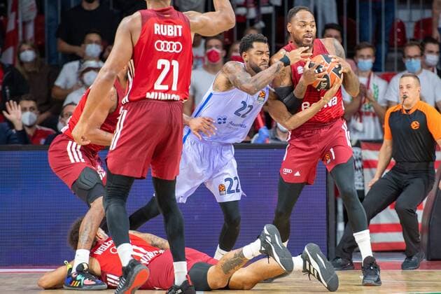 Cory Higgins 22 FC Barcelona, Barca , Thomas Deshaun 1 (FC Bayern), FC Bayern Basketball vs. FC Barcelona, EuroLeague, 07.10.2021 Muenchen Bayern Deutschland