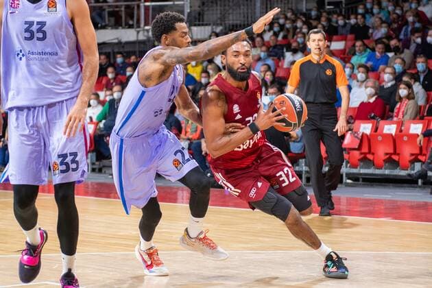 Cory Higgins 22 FC Barcelona, Barca , Darrun Hilliard 32 (FC Bayern), FC Bayern Basketball vs. FC Barcelona, EuroLeague, 07.10.2021 Muenchen Bayern Deutschland