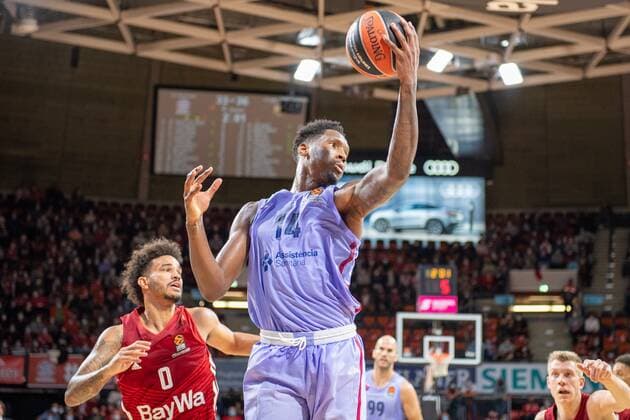 Nick Weiler-Babb 0 (FC Bayern), Nigel Hayes-Davis 14 FC Barcelona, Barca , FC Bayern Basketball vs. FC Barcelona, EuroLeague, 07.10.2021 Muenchen Bayern Deutschland