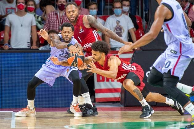 Cory Higgins 22 FC Barcelona, Barca , Nick Weiler-Babb 0 (FC Bayern), FC Bayern Basketball vs. FC Barcelona, EuroLeague, 07.10.2021 Muenchen Bayern Deutschland