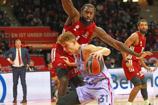 8 Tegba Othello Hunter (FCBB) rot gegen 31 Rokas Jokubaitis (Barcelona) Basketball, EuroLeague, FC Bayern München vs. FC Barcelona, Barca Audi Dome, am 07.10.21 FOTO: Mladen Lackovic LakoPress