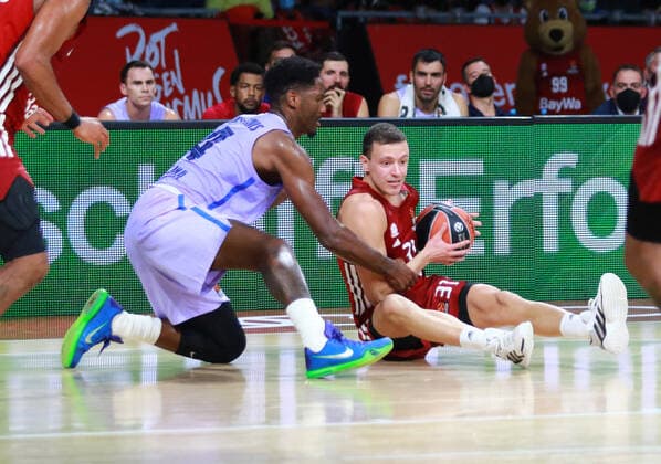 31 Zan Sisko (FCBB) rot gegen 14 Nigel Hayes (Barcelona) Basketball, EuroLeague, FC Bayern München vs. FC Barcelona, Barca Audi Dome, am 07.10.21 FOTO: Mladen Lackovic LakoPress