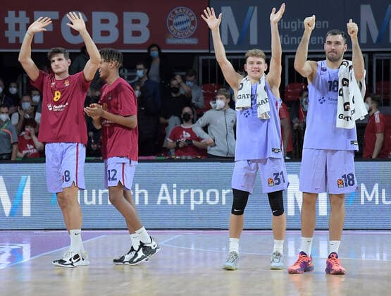 07.10.2021, xemx, Basketball EuroLeague, FC Bayern Muenchen Basketball - FC Barcelona, Barca emspor, v.l. Mannschaft, Spieler, jubeln nach Spielende, celebrate at the end of the match Muenchen