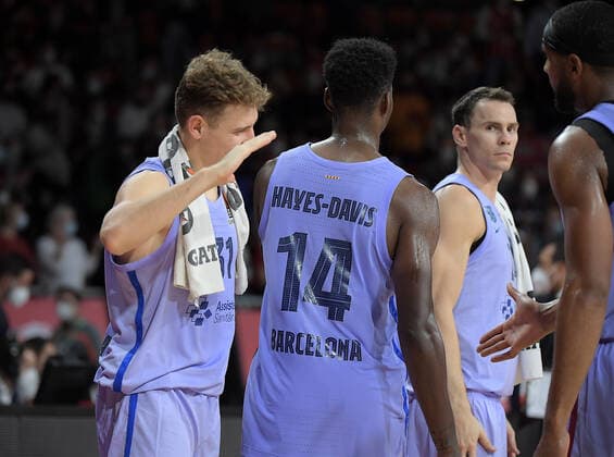 07.10.2021, xemx, Basketball EuroLeague, FC Bayern Muenchen Basketball - FC Barcelona, Barca emspor, v.l. Mannschaft, Spieler, jubeln nach Spielende, celebrate at the end of the match Muenchen
