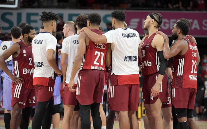 07.10.2021, xemx, Basketball EuroLeague, FC Bayern Muenchen Basketball - FC Barcelona, Barca emspor, v.l. Mannschaft, Spieler, enttaeuscht, enttaeuscht schauend nach Spielende, dissapointed at the end of the match Muenchen