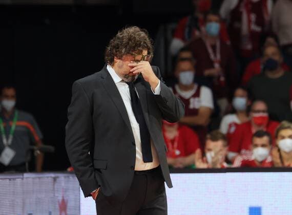 Enttaeuschung . . . Bayerns - Head Coach Andrea TRINCHIERI. Basketball, FC Bayern - Barcelona, Euroleague, Season 2021-2022, am 7.10.2021 in Muenchen, A U D I D O M E, Deutschland. Quelle Copyright Credit : Oryk HAIST