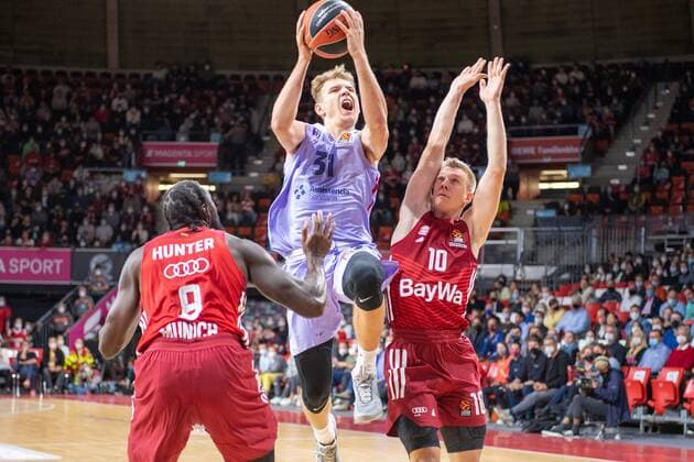 Othello Hunter 8 (FC Bayern), Rokas Jokubaitis 31 FC Barcelona, Barca , Ognjen Jaramaz 10 (FC Bayern), FC Bayern Basketball vs. FC Barcelona, EuroLeague, 07.10.2021 Muenchen Bayern Deutschland