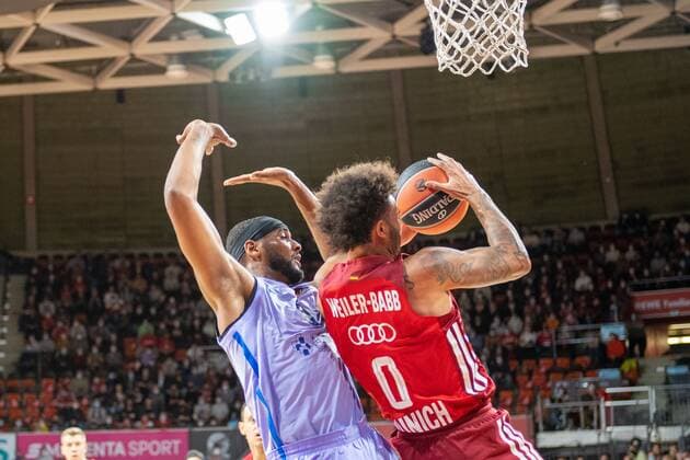 Brandon Davis 0 FC Barcelona, Barca , Nick Weiler-Babb 0 (FC Bayern), FC Bayern Basketball vs. FC Barcelona, EuroLeague, 07.10.2021 Muenchen Bayern Deutschland