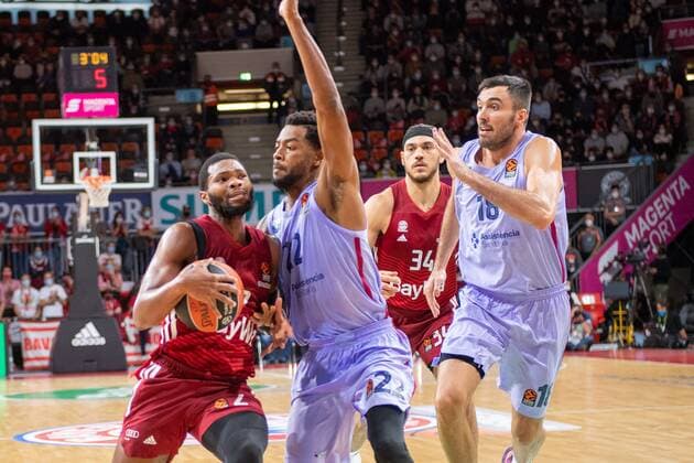 Corey Walden 2 (FC Bayern), Cory Higgins 22 FC Barcelona, Barca , Pierre Oriola 18 (FC Barcelona Barca), FC Bayern Basketball vs. FC Barcelona, EuroLeague, 07.10.2021 Muenchen Bayern Deutschland