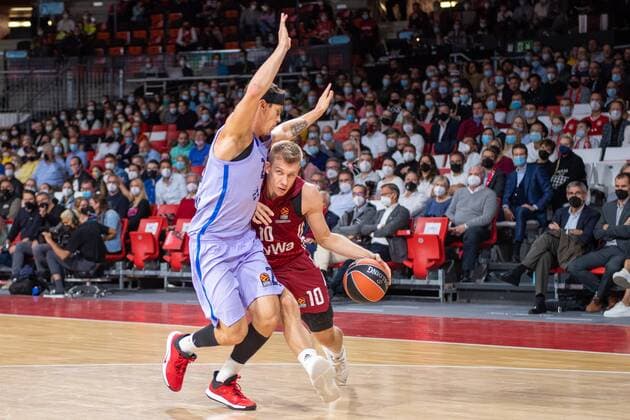 Cory Higgins 22 FC Barcelona, Barca , Ognjen Jaramaz 10 (FC Bayern), FC Bayern Basketball vs. FC Barcelona, EuroLeague, 07.10.2021 Muenchen Bayern Deutschland