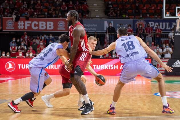 Kyle Kuric 24 FC Barcelona, Barca , Othello Hunter 8 (FC Bayern), Ognjen Jaramaz 10 (FC Bayern), Pierre Oriola 18 (FC Barcelona Barca), FC Bayern Basketball vs. FC Barcelona, EuroLeague, 07.10.2021 Muenchen Bayern Deutschland