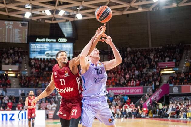 Augustine Rubit 21 (FC Bayern), Rolands Smits 10 FC Barcelona, Barca , FC Bayern Basketball vs. FC Barcelona, EuroLeague, 07.10.2021 Muenchen Bayern Deutschland