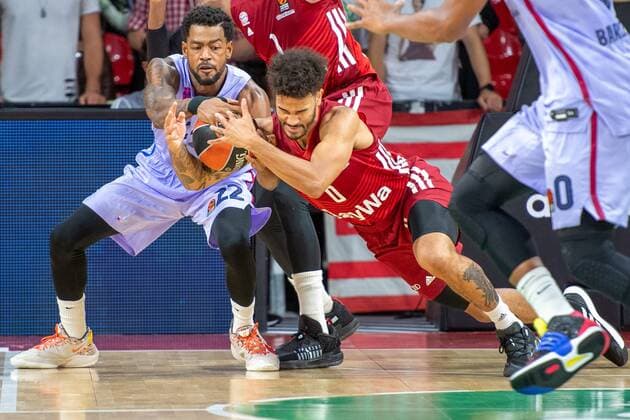 Cory Higgins 22 FC Barcelona, Barca , Nick Weiler-Babb 0 (FC Bayern), FC Bayern Basketball vs. FC Barcelona, EuroLeague, 07.10.2021 Muenchen Bayern Deutschland