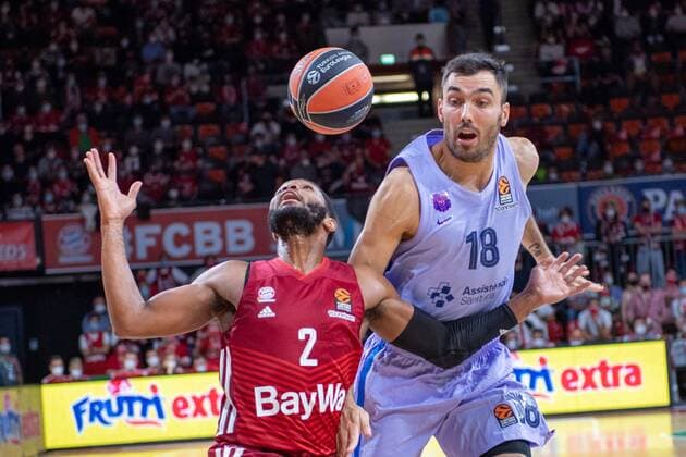 Corey Walden 2 (FC Bayern), Pierre Oriola 18 FC Barcelona, Barca Barca), FC Bayern Basketball vs. FC Barcelona, EuroLeague, 07.10.2021 Muenchen Bayern Deutschland
