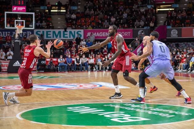 Zan Mark Sisko 31 (FC Bayern), Othello Hunter 8 (FC Bayern), Brandon Davis 0 FC Barcelona, Barca , FC Bayern Basketball vs. FC Barcelona, EuroLeague, 07.10.2021 Muenchen Bayern Deutschland