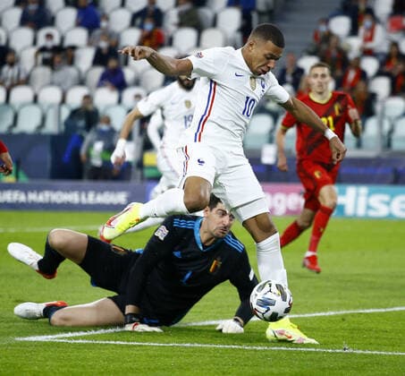 (211008) -- TURIN, Oct. 8, 2021 -- France s Kylian Mbappe (front, top) vies with Belgium s goalkeeper Thibaut Courtois during the UEFA Nations League semifinal between Belgium and France in Turin, Italy, Oct. 7, 2021. ( Xinhua) (SP)ITALY-TURIN-UEFA NATIONS LEAGUE-FRANCE VS BELGIUM Str 