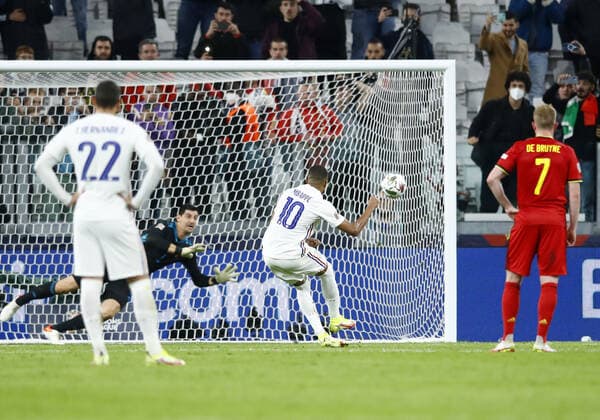 Sport Bilder des Tages (211008) -- TURIN, Oct. 8, 2021 -- France s Kylian Mbappe (2nd R) scores the penalty kick during the UEFA Nations League semifinal between Belgium and France in Turin, Italy, Oct. 7, 2021. ( Xinhua) (SP)ITALY-TURIN-UEFA NATIONS LEAGUE-FRANCE VS BELGIUM Str 